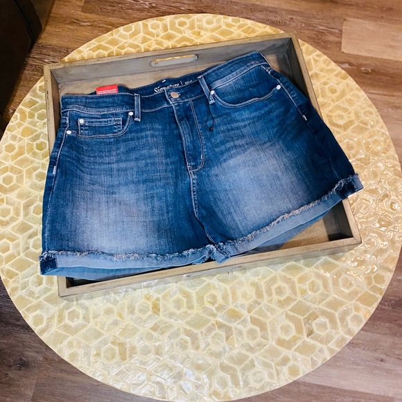 Size 12 Levi’s NWT High rise Dark Wash Jean Shorts - Picture 3 of 5